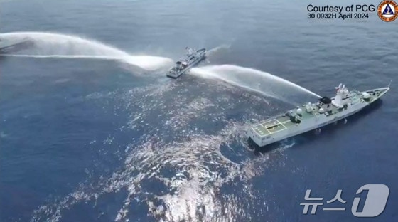 30일 (현지시간) 중국 해양경비선이 남중국해 영유권 분쟁 해역에서 필리핀 해양경비선을 향해 물대포를 발사하고 있다. 2024.05.01 © AFP=뉴스1 © News1 우동명 기자