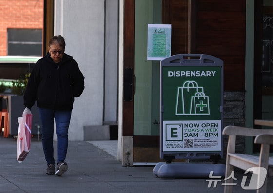 30일(현지시간) 한 행인이 미국 캘리포니아주 샌프란시스코의 대마초 약국 앞을 지나고 있다. 2024.04.30 © AFP=뉴스1 © News1 정지윤 기자