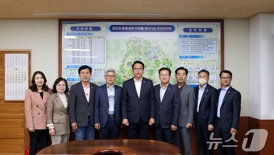 1일 전북자치도 진안군의회가 의장실에서 2023 회계연도 결산검사위원들에게 위촉장을 수여했다.(의회제공)2024.5.1/뉴스1