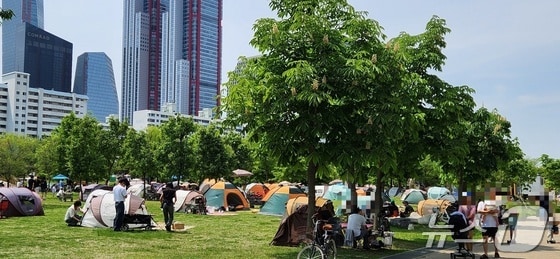 1일 낮 12시 서울 여의도 한강공원이 텐트와 돗자리로 꽉 차 있다. 2024.05.01 © 뉴스1 김예원 기자