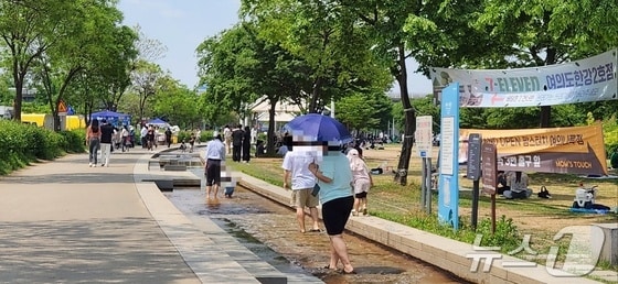 1일 낮 12시 서울 여의도 한강공원에서 시민들이 더위를 식히고 있다. 2024.05.01 © 뉴스1 김예원 기자