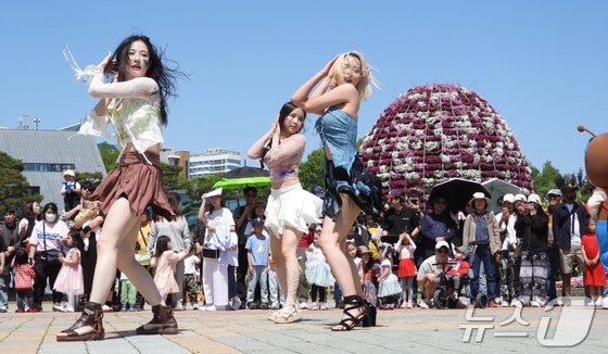 제26회 함평나비대축제가 열린 함평에서 나비판타지아 퍼레이드쇼가 펼쳐지고 있다.(함평군 제공)2024.5.1./뉴스1