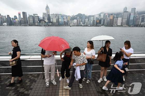 1일(현지시간)  황금 연휴기간 홍콩 침사추이를 방문한 중국       관광객들이 우산을 들고 있다. 2024.05.01 © AFP=뉴스1 © News1 정지윤 기자