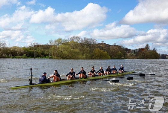 영국 런던 템스강에서 옥스포드 대학 여자 조정팀이 연습에 한창이다. 2024.03.27/ © 로이터=뉴스1 © News1 권진영 기자