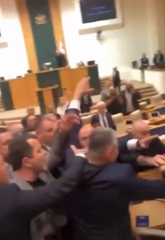 외국대리인법에 대한 2차 독회가 진행되던 조지아 의회에서 의원들이 몸싸움을 벌이고 있다. <출처=엑스 갈무리>