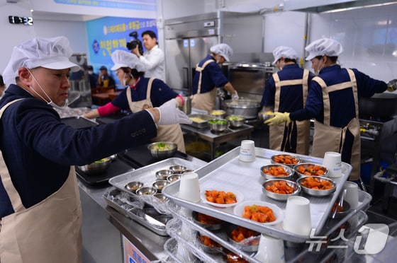 10일 개소한 광주 광산구 우산동의 천원한끼 식당에서 노인일자리 참여자들이 재료를 준비하고 있다. 2024.5.10/뉴스1 © News1 이승현 기자