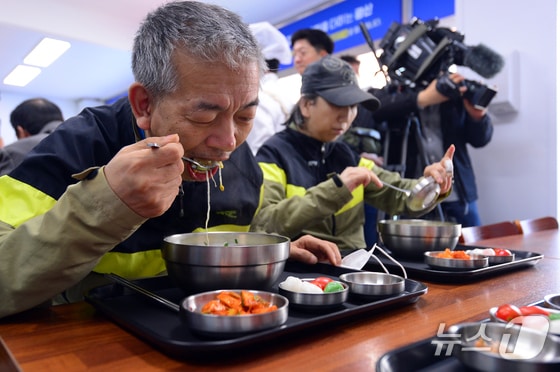 10일 개소한 광주 광산구 우산동의 천원한끼 식당에서 시민들이 식사를 하고 있다. 2024.5.10/뉴스1 © News1 이승현 기자
