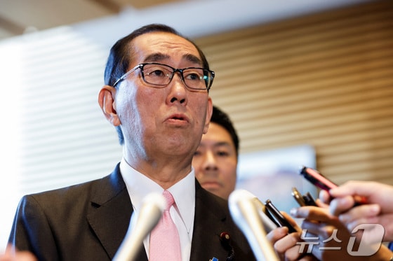 일본 도쿄 총리관저에서 마쓰모토 다케아키 총무상이 기자들의 질문을 받고 있다. 2023.12.14/ © 로이터=뉴스1 © News1 권진영 기자