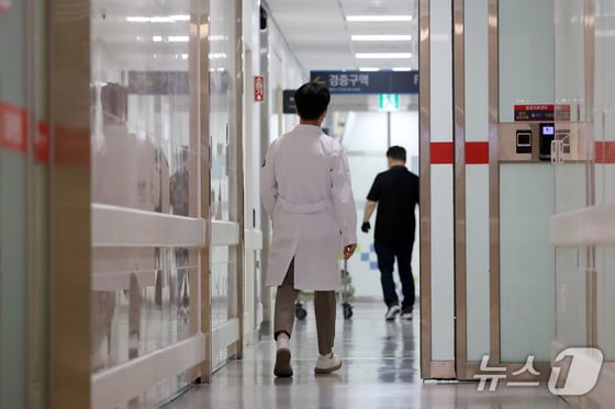10일 오전 대구 달서구 계명대 동산병원에서 한 의료진이 응급실로 향하고 있다. 2024.5.10/뉴스1 © News1 공정식 기자