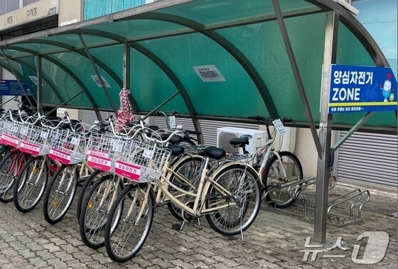 대구교통공사는 오는 10월 말까지 약 6개월간 2호선 문양역에 양심 자전거 20대를 배치해 운영한다고 10일 밝혔다. (대구교통공사 제공)/뉴스1