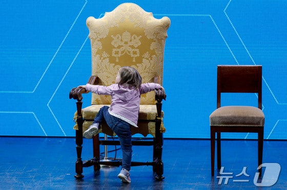 10일(현지시간) 이탈리아 로마에서 열린 '출산율 일반 현황' 회의에서 한 어린이가 프란치스코 교황의 의자에 오르려 하고 있다. 2024.05.10 © 로이터=뉴스1 © News1 정지윤 기자