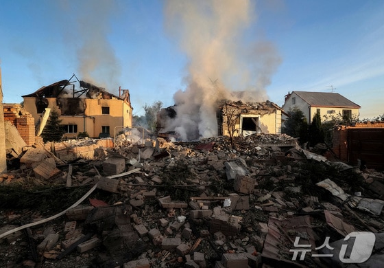 우크라이나 제2의 도시 하르키우 인근 지역에서 10일(현지시간) 러시아군의 포격으로 민가 여러 채가 무너져 내린 모습. 2024.05.10. © 로이터=뉴스1 © News1 김성식 기자