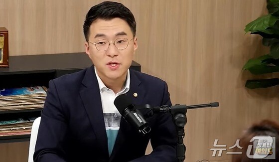  김남국 더불어민주당 의원이 10일 JTBC유튜브 채널 '장르만 여의도'에서 22대 총선 직전 조국혁신당으로부터 영입제안이 있었다는 사실을 밝히고 있다. (유튜브 갈무리) © 뉴스1