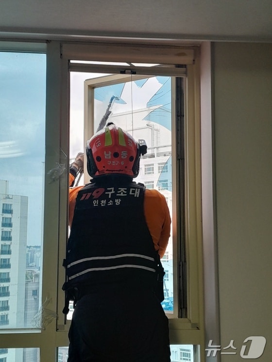 인천시 남동구 오피스텔 건물 8층에서 강풍에 유리창이 깨져 안전조치를 하고 있는 소방 대원의 모습(인천소방본부 제공)/뉴스1 
