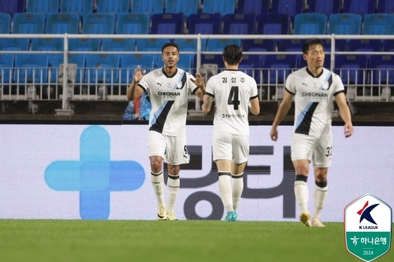 천안의 모따(왼쪽)(한국프로축구연맹 제공) 