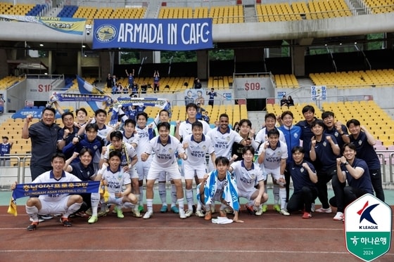 부산 원정서 승리한 충남아산 선수단(한국프로축구연맹 제공)