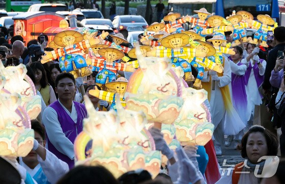 부처님오신날은 사흘 앞둔 12일 오후 서울 종로구 인사동 일대에서 연등놀이 참가단의 행렬이 이어지고 있다. 2024.5.12/뉴스1 © News1 이동해 기자