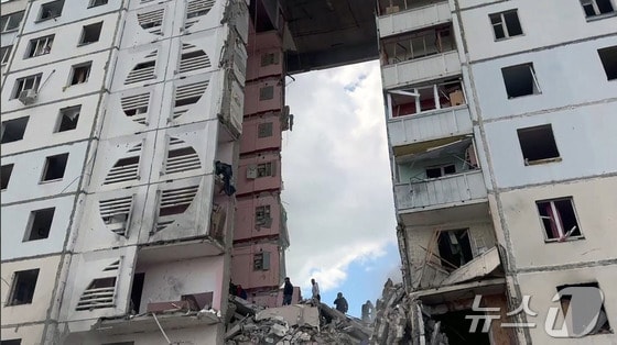 12일(현지시간) 러시아 벨고로드에서 아파트 건물이 붕괴했다. © AFP=뉴스1 © News1 정윤영 기자