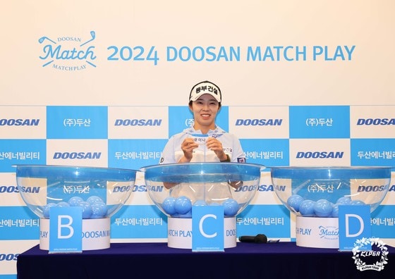 김수지가 14일 강원도 춘천 라데나CC에서 열린 '2024 두산 매치플레이' 조 추첨식에서 상대 선수를 추첨하고 있다. (KLPGT 제공) 2024.5.14/뉴스1