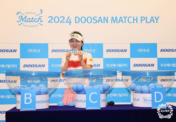 이예원이 14일 강원도 춘천 라데나CC에서 열린 '2024 두산 매치플레이' 조 추첨식에서 상대 선수를 추첨하고 있다. (KLPGT 제공) 2024.5.14/뉴스1