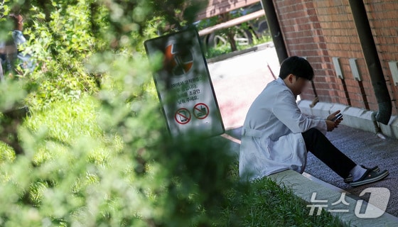 지난 5월14일 서울 시내의 대형병원에서 한 의료진이 휴식을 취하고 있다. 2024.5.14/뉴스1 © News1 김성진 기자