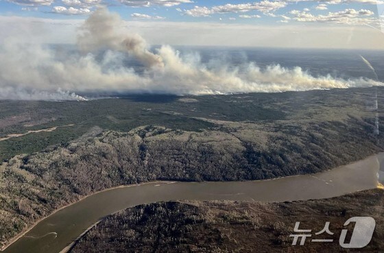 11일(현지시간) 캐나다 앨버타 지역의 들판이 산불로 인한 연기로 뒤덮여 있다. © AFP=뉴스1 © News1 박형기 기자