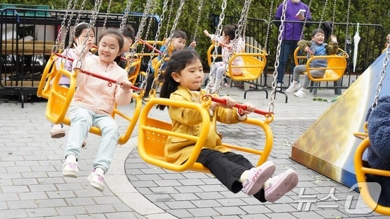 삼성전기 3개 사업장이 오는 5일 어린이날 놀이동산으로 변신한다. 사진은 삼성전기 임직원 자녀들이 놀이기구를 즐기는 모습.(삼성전기 제공)