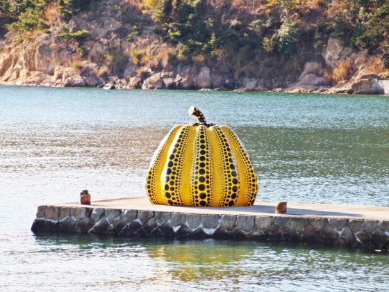 나오시마 해안가에 있는 쿠사마 야요이 작품 '노란 호박'(GS샵 제공)