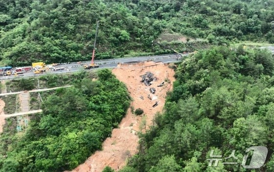  1일(현지시간) 새벽 광둥 메이다 고속도로 붕괴로 24명이 사망하고 30명이 다쳤다. (사진 출처=신화통신 갈무리) 
