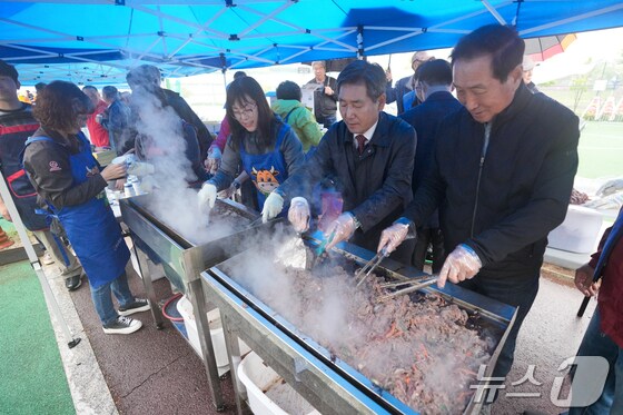 지난해 열린 곰취축제 자료사진.(양구군 제공)/뉴스1