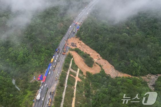 5월 1일 중국 남부 광둥성 메이저우시 인근 메이다 고속도로 붕괴 사고가 발생했다. 2024.05.02 © AFP=뉴스1 © News1 정은지 특파원