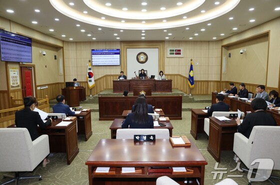 울산 동구의회(의장 박경옥)는 2일 의회 의사당에 13일까지 8일간의 일정으로 제219회 임시회를 개회했다.