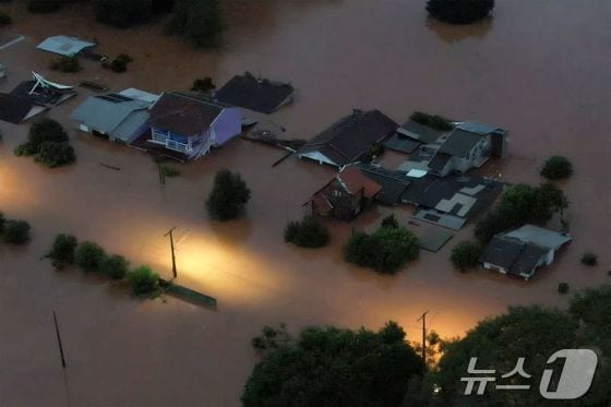 브라질 남부 리오 그란데 도 술 지역에 집중된 호우로 엥칸타두시가 홍수에 잠겨 어디가 도로인지, 강인지 구분이 모호하다. 2024.05.02 © AFP=뉴스1 © News1 권진영 기자