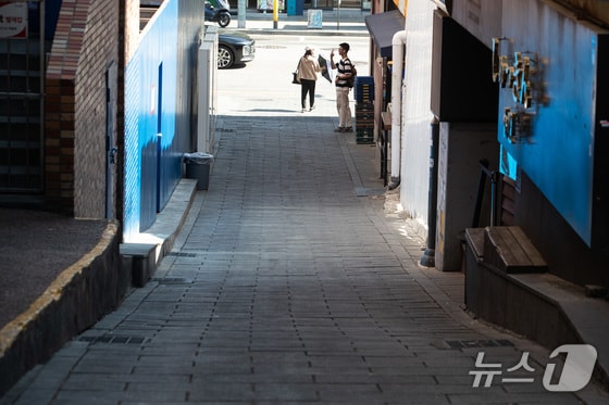 2일 서울 용산구 이태원참사 현장에서 한 시민이 10·29 기억과 안전의 길을 휴대전화로 촬영하고 있다.  2024.5.2/뉴스1 © News1 유승관 기자