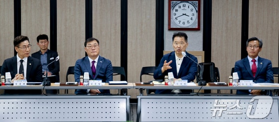 신성범 국회의원 당선인(오른쪽 두번째)과 김윤철 합천군수(오른쪽 세번째)가 2일 합천군청 대회의실에서 정책간담회를 하고 있다(합천군 제공). 2024.5.2