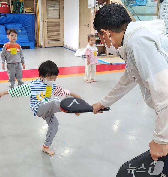 영등포 어린이가 태권도를 즐기는 모습. (영등포구 제공)© 뉴스1