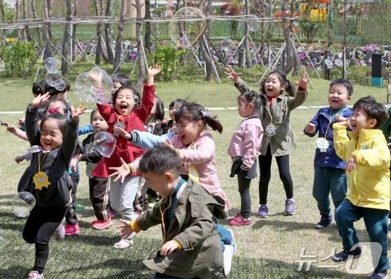 금천구 어린이들이 축제를 즐기고 있다. (금천구 제공)© 뉴스1
