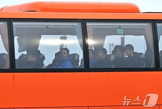 영국 남동부 도버 마리나에서 바다를 건너려다 붙잡힌 이주자들이 버스를 타고 이동하고 있다. 2024.01.17/ © AFP=뉴스1 © News1 권진영 기자