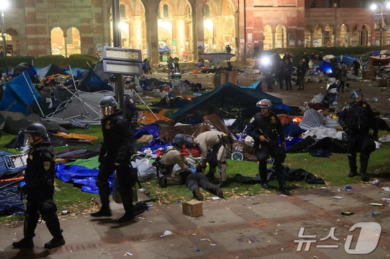 미국 캘리포니아대 로스앤젤레스 캠퍼스(UCLA)에 2일(현지시간) 공권력이 투입되어 텐트촌을 강제 해체하고 학생 수십명을 연행했다 © 로이터=뉴스1