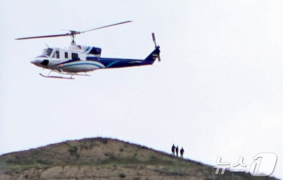 19일(현지시간) 이란-아제르바이잔 국경 근처에서 에브라임 라이시 이란 대통령을 태운 헬리콥터가 이륙하고 있다. 이 헬기는 이후 추락했으며, 라이시 대통령의 생사는 확인되지 않았다. 2024.05.19/ © 로이터=뉴스1 © News1 권진영 기자