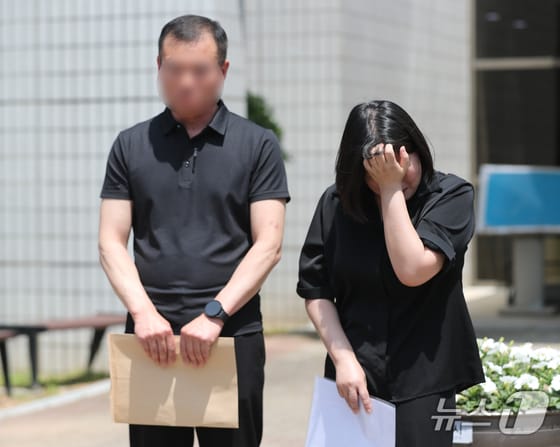 전 여자친구를 폭행해 숨지게 한 혐의를 받는 20대 남성 A 씨에 대한 구속 전 피의자 심문(영장실질심사)이 20일 오후 경남 통영시 창원지방법원 통영지원에서 열린 가운데 피해자 유가족이 영장실질심사에 앞서 기자회견을 하고 있다. A 씨 변호인은 이날 영장실질심사를 앞두고 재판부에 불출석 사유서를 제출했다. 2024.5.20/뉴스1 © News1 윤일지 기자