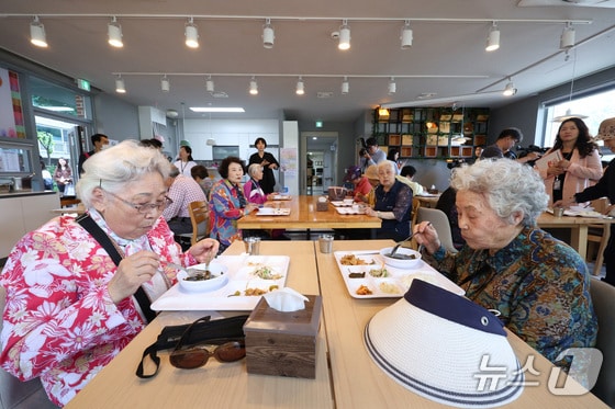 서울 마포구 효도밥상경로당에서 열린 주민참여 효도밥상 제공 행사에 참가한 어르신들이 점심 식사를 하고 있다.© News1 신웅수 기자