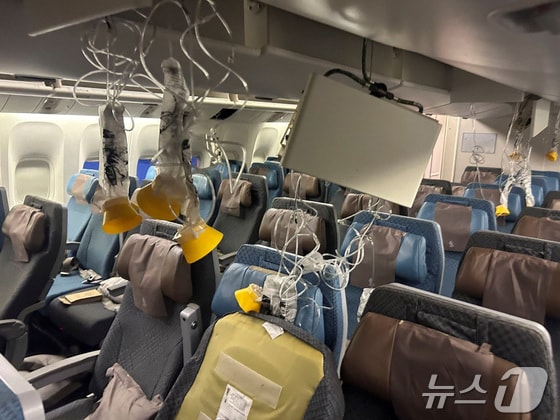 비행기에 설치된 산소마스크가 거의 파손됐다. © 로이터=뉴스1 © News1 조소영 기자