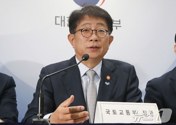 박상우 국토교통부 장관이 22일 서울 종로구 정부서울청사 브리핑실에서 1기 신도시 선도지구 선정계획을 발표하고 있다. 2024.5.22/뉴스1 © News1 임세영 기자