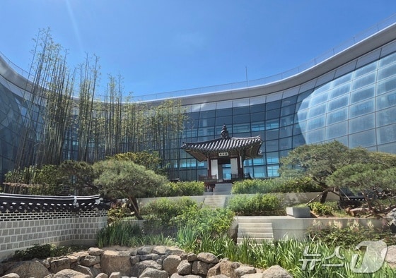 인천공항 4단계 구간에 조성된 전통 한국 정원.