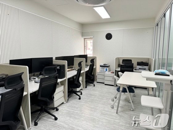 중소벤처기업부는 28일 충남 아산시에 발달장애인 특화사업장 '아산 가치만드소'를 개소했다. 사진은 2층에 있는 창업공간으로 사무실 등으로 사용할 수 있다. © News1 이민주 기자