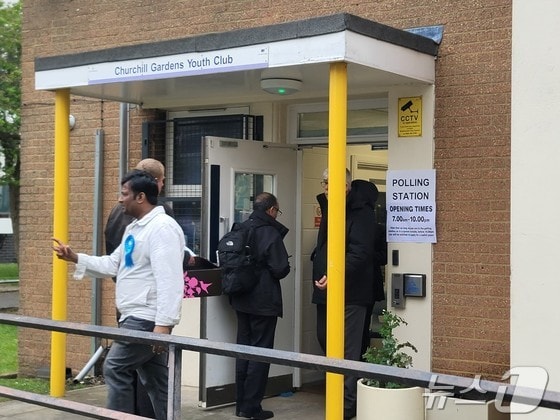2일(현지시간) 오후 영국 런던 처칠가든스유스클럽 투표소에서 시민들이 지방선거 투표를 행사하기 위해 차례를 기다리고 있다. © 뉴스1 조아현 통신원 2024.05.02/
