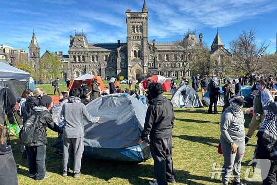 2일(현지시간) 캐나다 온타리오주 토론토의 잔디밭에서 시위대가 대학측에 이스라엘과 관련한 사업에서 철수할 것을 요구하며 야영 캠프를 설치하고 있다. 2024.05.02 © 로이터=뉴스1 © News1 정지윤 기자