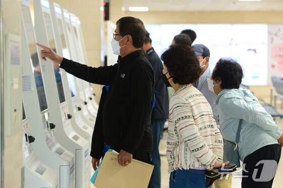 3일 오전 광주 동구 전남대학교 병원에서 시민들이 진료 접수를 하고 있다. 당초 전남대 병원은 이날 외래 진료 자율적 휴진을 예고했지만, 모든 진료과가 정상 운영되고 있다. 2024.5.3/뉴스1 © News1 이승현 기자