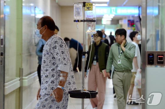 3일 오전 광주 동구 전남대학교 병원에서 시민들이 이동하고 있다. 2024.5.3/뉴스1 © News1 이승현 기자